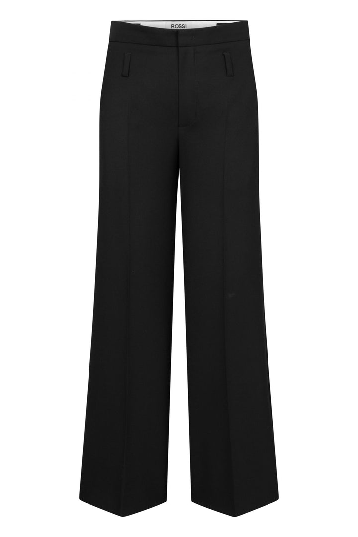 Hose Rossi Vian. Coole Hose in gerader Form. Sie ist Hight-waist geschnitten und hat ein schmales Bein. Die Hose hat seitliche Eingriffstaschen und Leistentaschen hinten rechts. Sie ist querelastisch in schwarz. Tiefe Gürtelschlaufen.