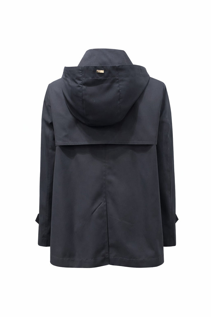 Herno Regenjacke in dunkelblau mit Knöpfen und mit Kapuze für Damen. Die Jacke hat Riegel und Taschen. 