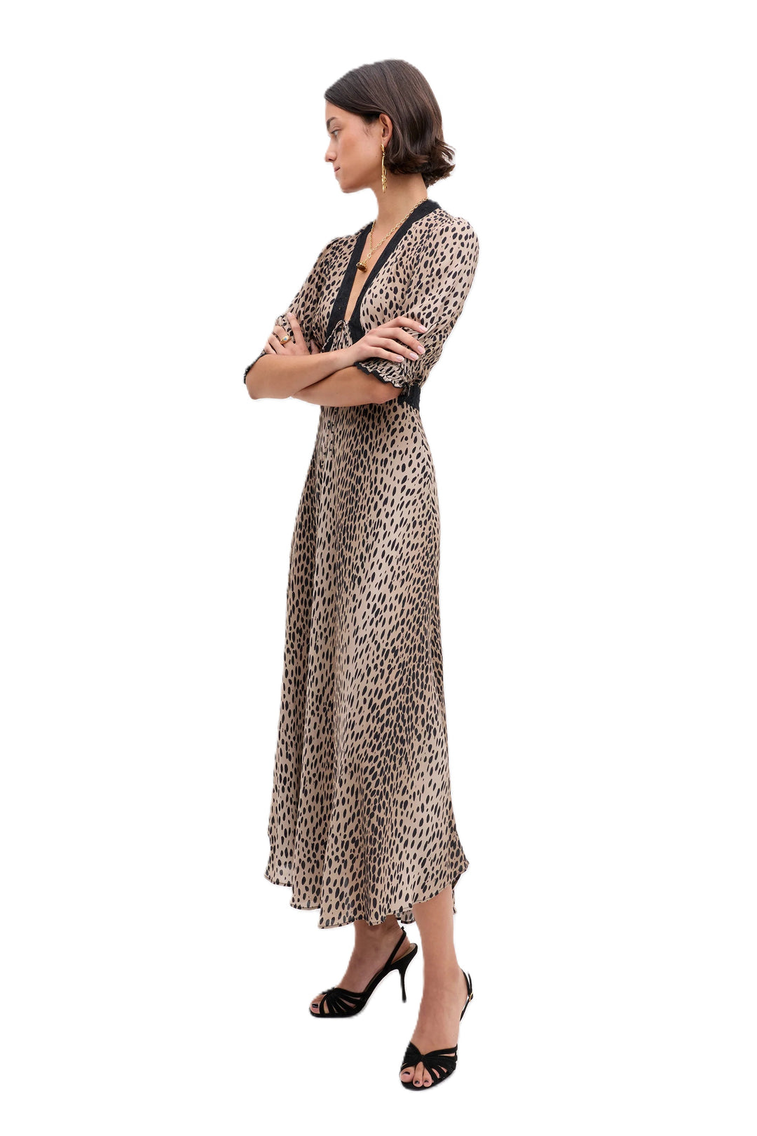 Kleid Rixo Amina Dress Antelope Spot Black. Super schönes Kleid aus einer leichten Ware. Das Kleid hat einen halben Ärmel mit Gummizug und einen Spitzenbesatz am V-Ausschnitt. Das Kleid hat einen tiefen Ausschnitt und ist mittellang. Der Ausschnitt ist noch mit einem Bändchen variabel zu verstellen. Das Kleid hat eine erhöhte Taille und einen Zipverschluss.