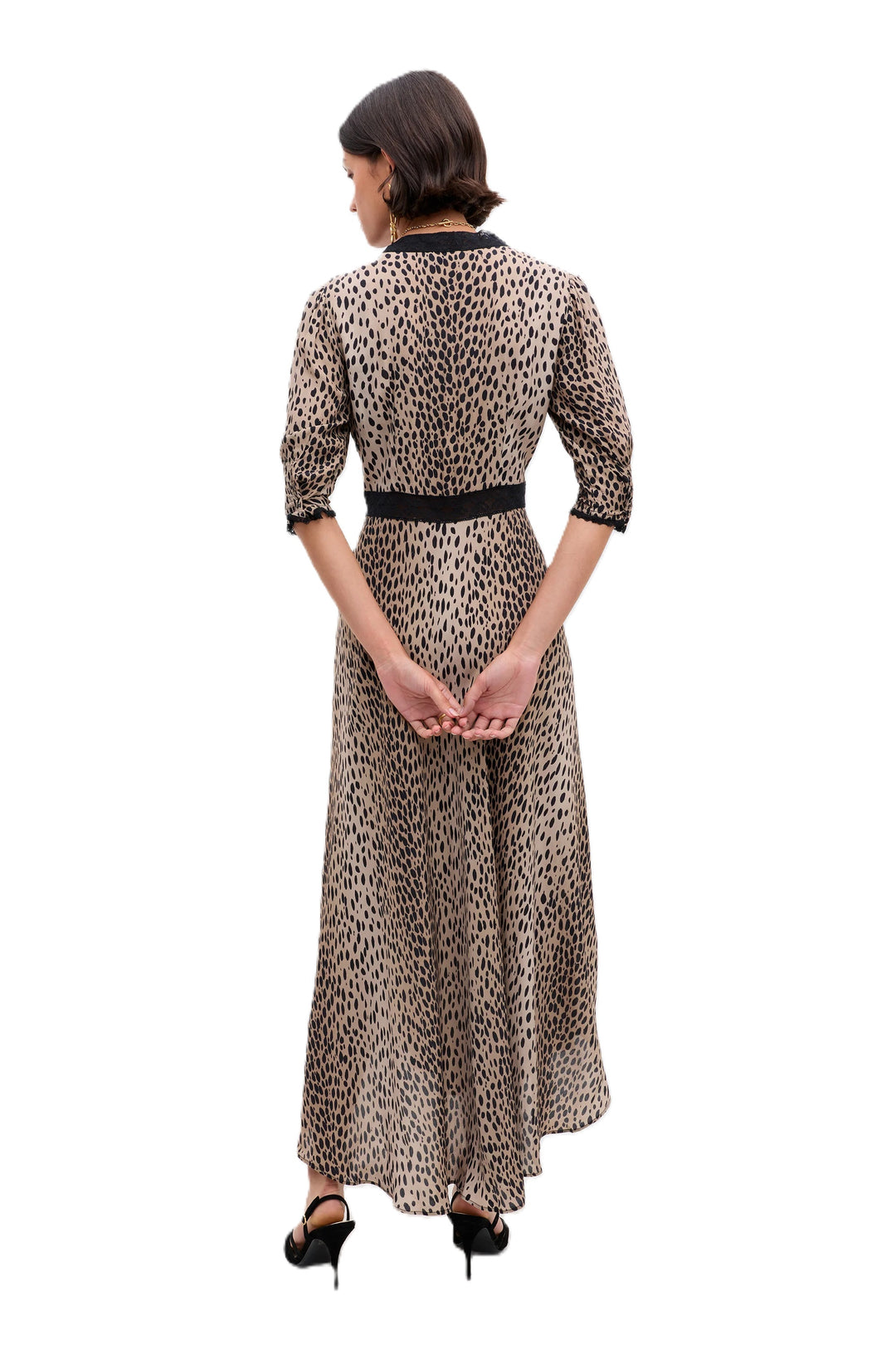 Kleid Rixo Amina Dress Antelope Spot Black. Super schönes Kleid aus einer leichten Ware. Das Kleid hat einen halben Ärmel mit Gummizug und einen Spitzenbesatz am V-Ausschnitt. Das Kleid hat einen tiefen Ausschnitt und ist mittellang. Der Ausschnitt ist noch mit einem Bändchen variabel zu verstellen. Das Kleid hat eine erhöhte Taille und einen Zipverschluss.