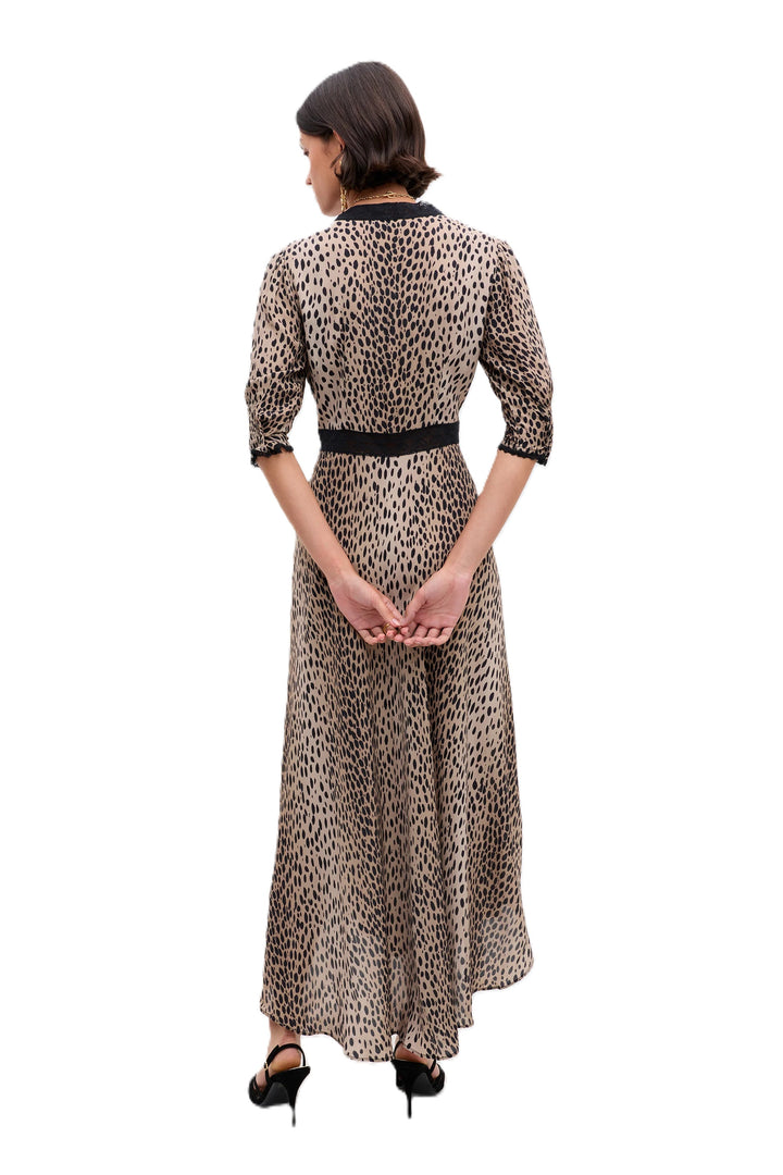 Kleid Rixo Amina Dress Antelope Spot Black. Super schönes Kleid aus einer leichten Ware. Das Kleid hat einen halben Ärmel mit Gummizug und einen Spitzenbesatz am V-Ausschnitt. Das Kleid hat einen tiefen Ausschnitt und ist mittellang. Der Ausschnitt ist noch mit einem Bändchen variabel zu verstellen. Das Kleid hat eine erhöhte Taille und einen Zipverschluss.