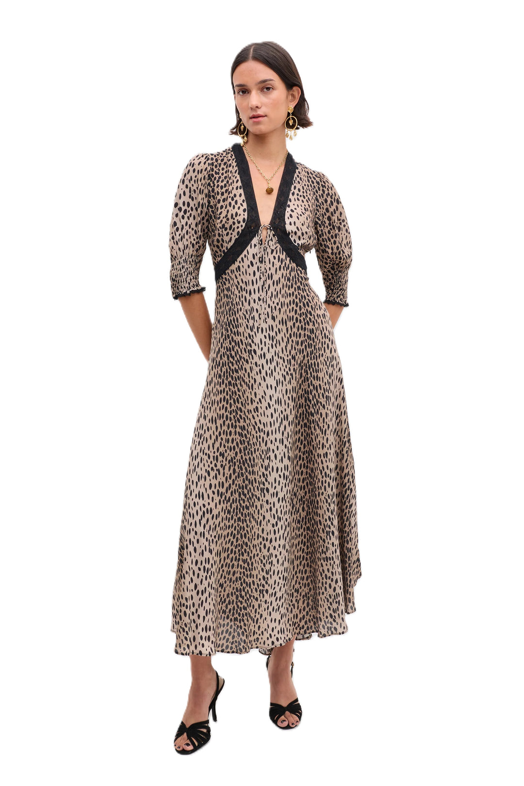 Kleid Rixo Amina Dress Antelope Spot Black. Super schönes Kleid aus einer leichten Ware. Das Kleid hat einen halben Ärmel mit Gummizug und einen Spitzenbesatz am V-Ausschnitt. Das Kleid hat einen tiefen Ausschnitt und ist mittellang. Der Ausschnitt ist noch mit einem Bändchen variabel zu verstellen. Das Kleid hat eine erhöhte Taille und einen Zipverschluss.