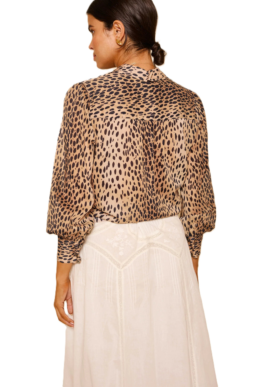 Bluse Rixo Blake Top Antelope Spot Black. Diese hübsche Bluse besticht durch ihren schönen Druck. Die Ärmel sind leicht ballonförmig und die Ware ist federleicht und daher perfekt geeignet für den Sommer. Die Bluse hat einen schönen Kragen und eine Knopfleiste.