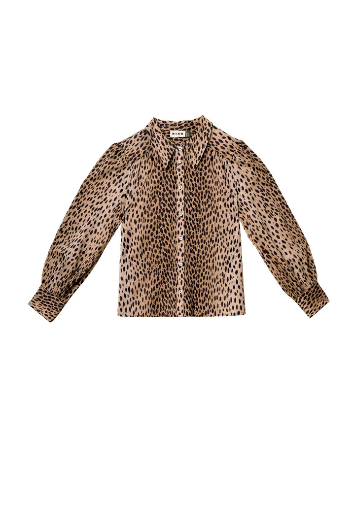 Bluse Rixo Blake Top Antelope Spot Black. Diese hübsche Bluse besticht durch ihren schönen Druck. Die Ärmel sind leicht ballonförmig und die Ware ist federleicht und daher perfekt geeignet für den Sommer. Die Bluse hat einen schönen Kragen und eine Knopfleiste.