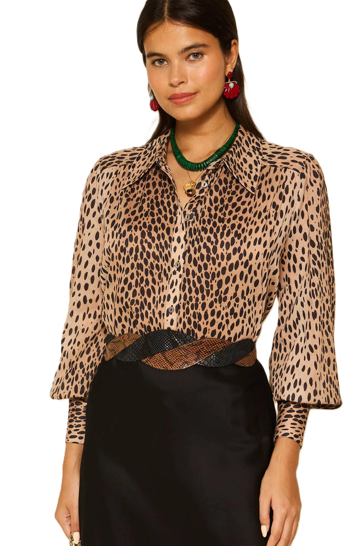 Bluse Rixo Blake Top Antelope Spot Black. Diese hübsche Bluse besticht durch ihren schönen Druck. Die Ärmel sind leicht ballonförmig und die Ware ist federleicht und daher perfekt geeignet für den Sommer. Die Bluse hat einen schönen Kragen und eine Knopfleiste.