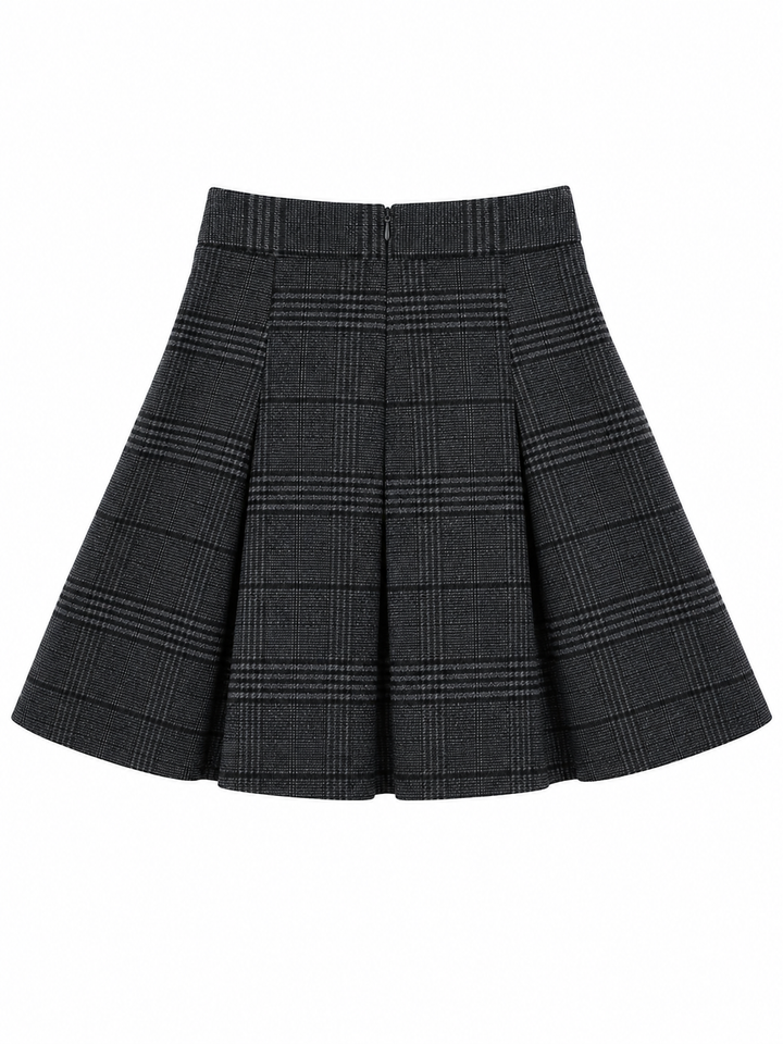 Rock 0039 Italy Tereza Glencheck grau/schwarz. Dieser A-Linien-Rock aus Wolle überzeugt mit seiner femininen Silhouette und einem klassischen Karomuster. Der breite High-Waist-Bund betont die Taille, während die kurze, aber dennoch angenehm tragbare Länge für einen modernen Look sorgt. Geschlossen wird der Rock mit einem Reißverschluss.