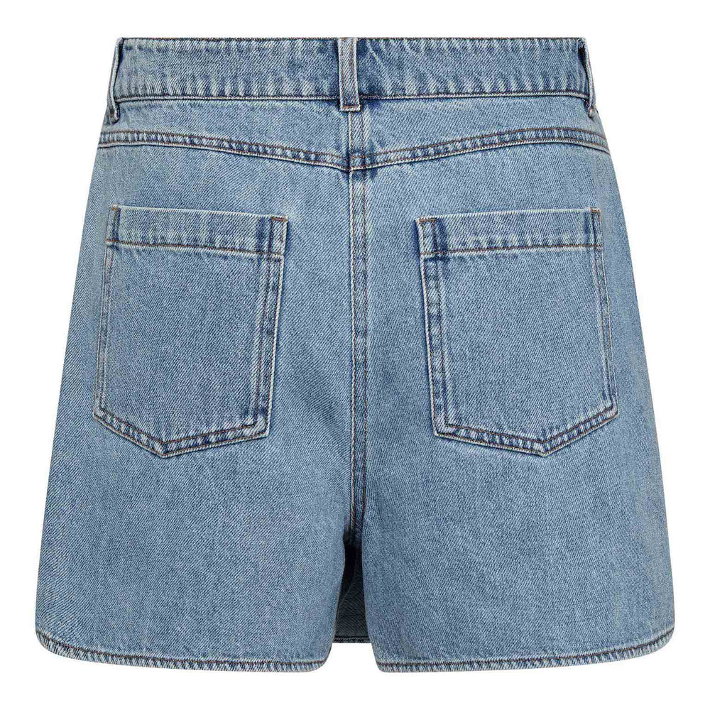 Jeans-Hosenrock Co'Couture AsjaCC Wrap Denim Skort. Hübscher Hosenrock aus Denim. Die Hose sieht wegen dem Überschlag von vorne aus wie ein Wickelrock, ist aber tatsächlich eine Bermuda. Sie ist kurz geschnitten und hat eine aufgesetzte Tasche vorne und zwei Gesäßtaschen. Die Bermuda ist mit einem seitlichen Knopf zu verschließen. 