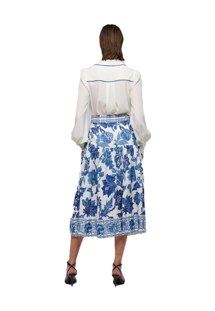 Rock Dea Kudibal mit Blumenprint in blau weiss und Volants in mittlerer Laenge und festem Bund aus Leinen 