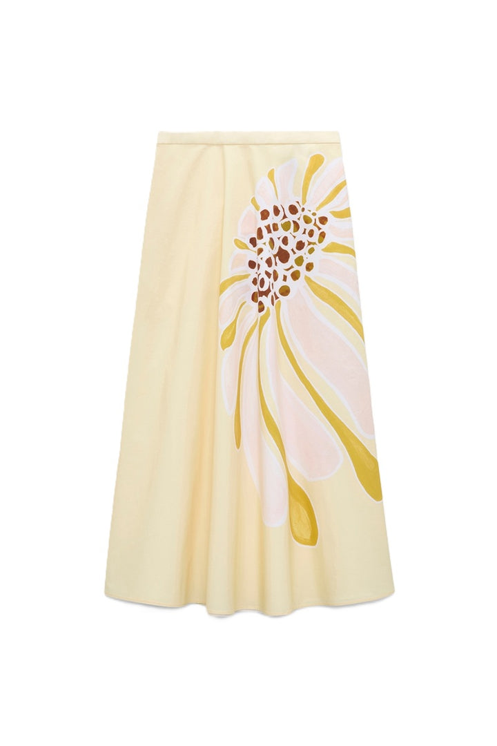 Rock von Dorothee Schumacher Floral Power Skirt in gelb mit Blumenprint. Der Rock ist leicht ausgestellt und hat Taschen. Es gibt auch die passende Bluse dazu. 