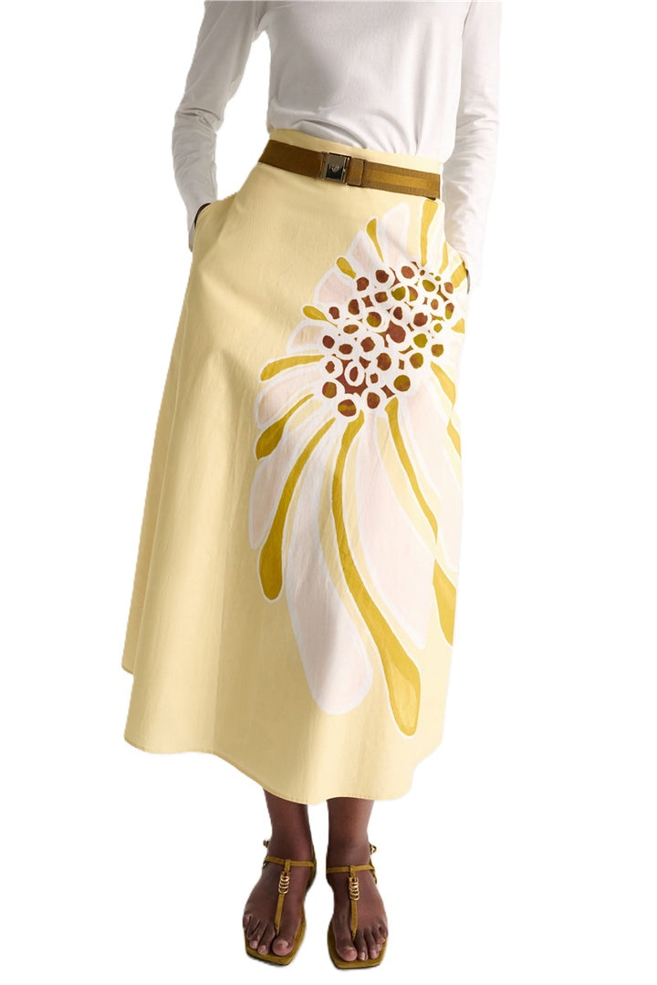 Rock von Dorothee Schumacher Floral Power Skirt in gelb mit Blumenprint. Der Rock ist leicht ausgestellt und hat Taschen. Es gibt auch die passende Bluse dazu. 
