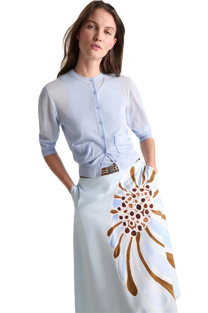 Rock von Dorothee Schumacher Floral Power Skirt in hellblau mit Blumenprint. Der Rock ist leicht ausgestellt und hat Taschen. Es gibt auch die passende Bluse dazu. 