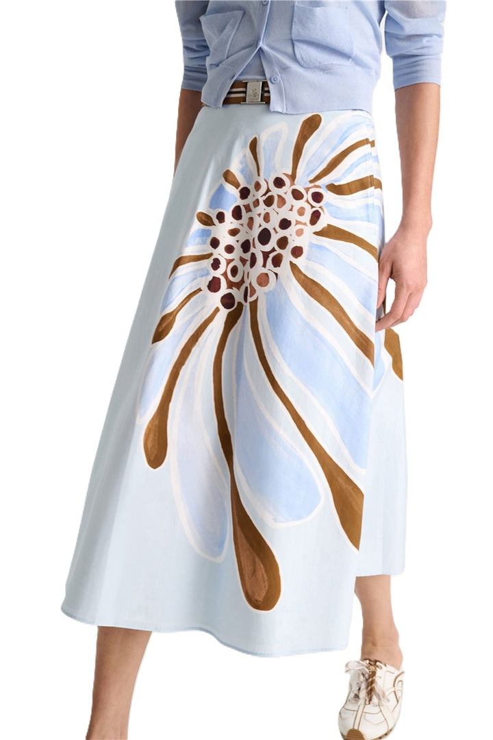 Rock von Dorothee Schumacher Floral Power Skirt in hellblau mit Blumenprint. Der Rock ist leicht ausgestellt und hat Taschen. Es gibt auch die passende Bluse dazu. 