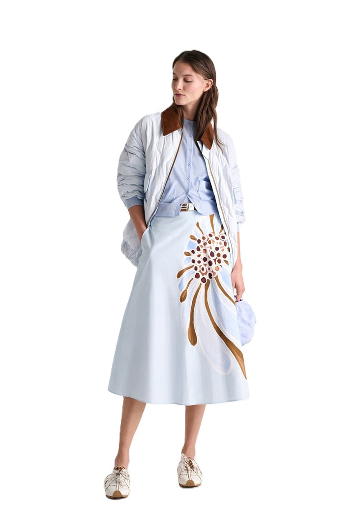 Rock von Dorothee Schumacher Floral Power Skirt in hellblau mit Blumenprint. Der Rock ist leicht ausgestellt und hat Taschen. Es gibt auch die passende Bluse dazu. 