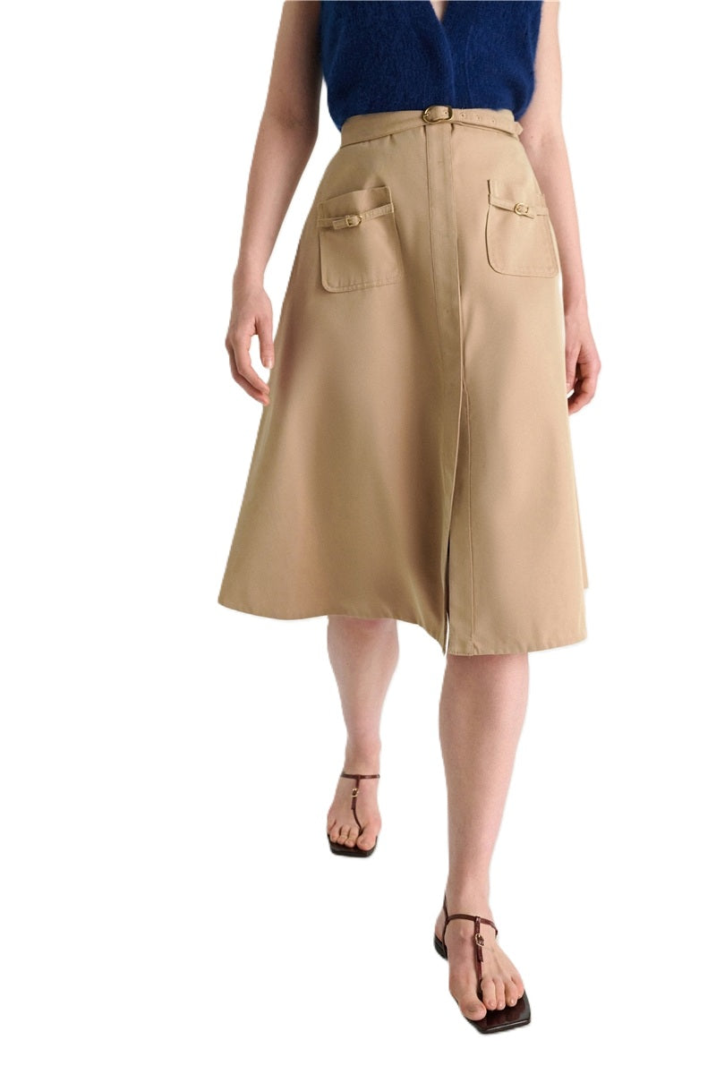 Rock Dorothee Schumacher LUXURY LAYER Skirt in trench. Der ausgestellte beige Rock im modernen, femininen Look aus changierender Technostoff hat aufgesetzte Taschen mit Gürtel und eine geknöpfte Frontleiste. Der Rock wird mit einem passenden Gürtel mit Signature-Schnalle geliefert.