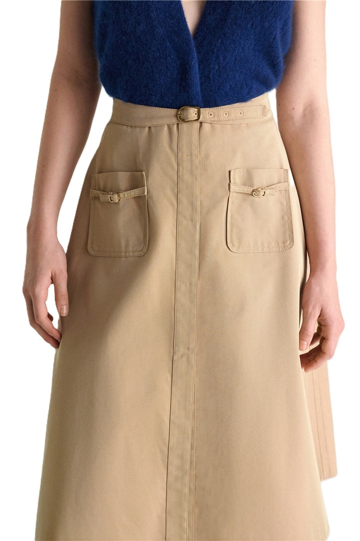 Rock Dorothee Schumacher LUXURY LAYER Skirt in trench. Der ausgestellte beige Rock im modernen, femininen Look aus changierender Technostoff hat aufgesetzte Taschen mit Gürtel und eine geknöpfte Frontleiste. Der Rock wird mit einem passenden Gürtel mit Signature-Schnalle geliefert.