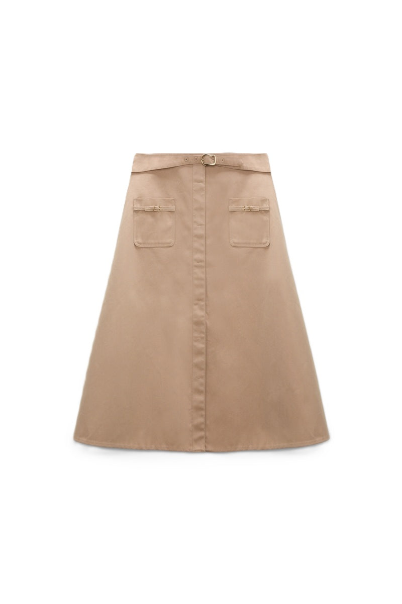 Rock Dorothee Schumacher LUXURY LAYER Skirt in trench. Der ausgestellte beige Rock im modernen, femininen Look aus changierender Technostoff hat aufgesetzte Taschen mit Gürtel und eine geknöpfte Frontleiste. Der Rock wird mit einem passenden Gürtel mit Signature-Schnalle geliefert.