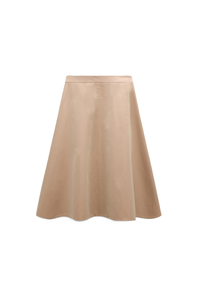 Rock Dorothee Schumacher LUXURY LAYER Skirt in trench. Der ausgestellte beige Rock im modernen, femininen Look aus changierender Technostoff hat aufgesetzte Taschen mit Gürtel und eine geknöpfte Frontleiste. Der Rock wird mit einem passenden Gürtel mit Signature-Schnalle geliefert.
