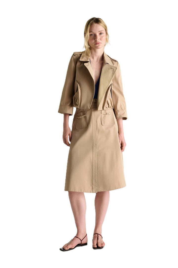 Rock Dorothee Schumacher LUXURY LAYER Skirt in trench. Der ausgestellte beige Rock im modernen, femininen Look aus changierender Technostoff hat aufgesetzte Taschen mit Gürtel und eine geknöpfte Frontleiste. Der Rock wird mit einem passenden Gürtel mit Signature-Schnalle geliefert.