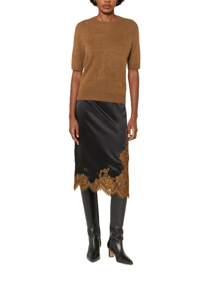 Rock Dorothee Schumacher SHINY STATEMENT skirt in black. Wunderschöner und femininer Satinrock. Der Rock ist schwarz und hat braune Spitzenelemente am Saum. Er ist mittellang und die Haptik leicht und fließend. Auf der Rückseite befindet sich ein Knopf-und Reißverschluss. Der Schnitt ist gerade.