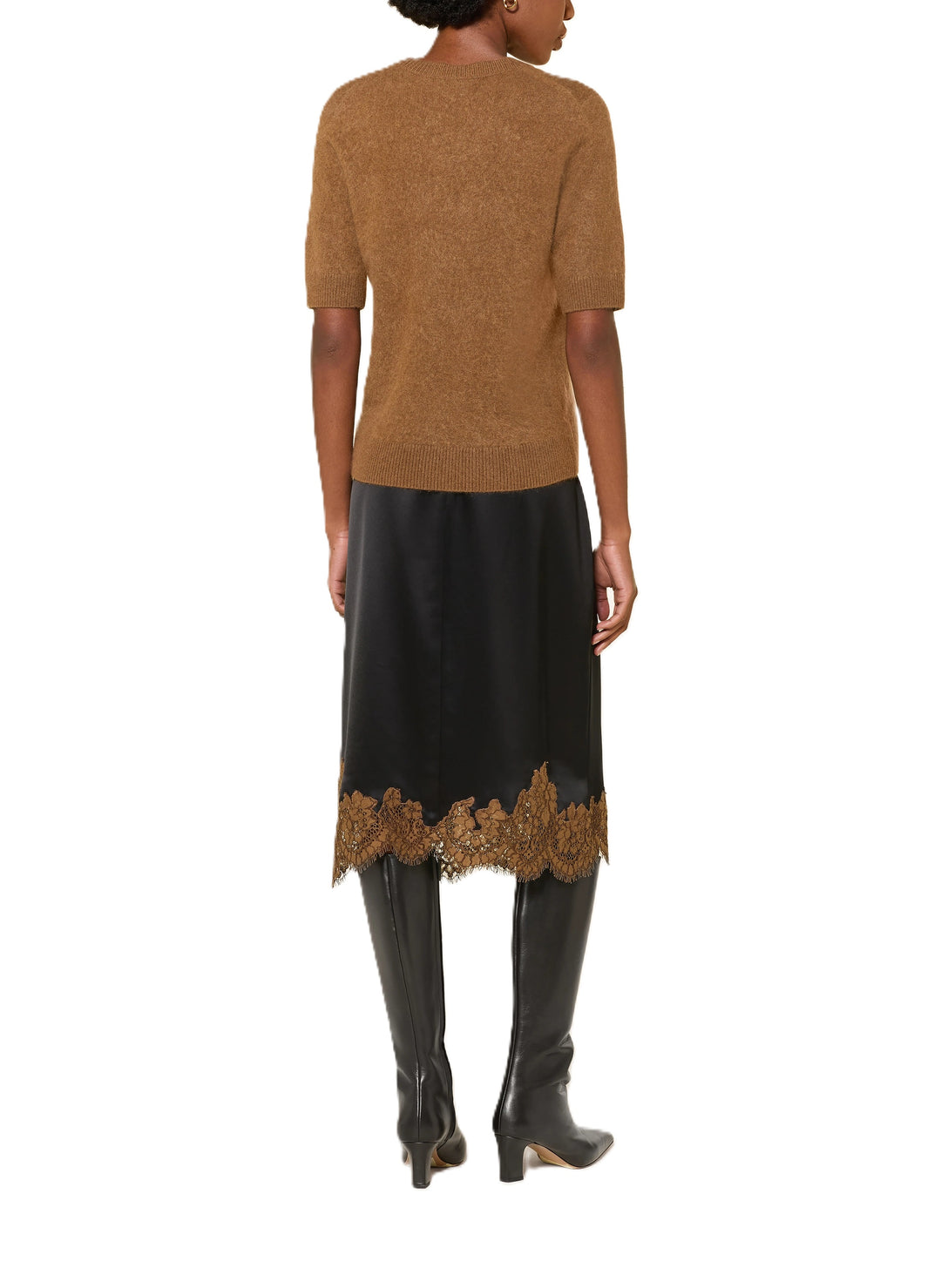Rock Dorothee Schumacher SHINY STATEMENT skirt in black. Wunderschöner und femininer Satinrock. Der Rock ist schwarz und hat braune Spitzenelemente am Saum. Er ist mittellang und die Haptik leicht und fließend. Auf der Rückseite befindet sich ein Knopf-und Reißverschluss. Der Schnitt ist gerade.