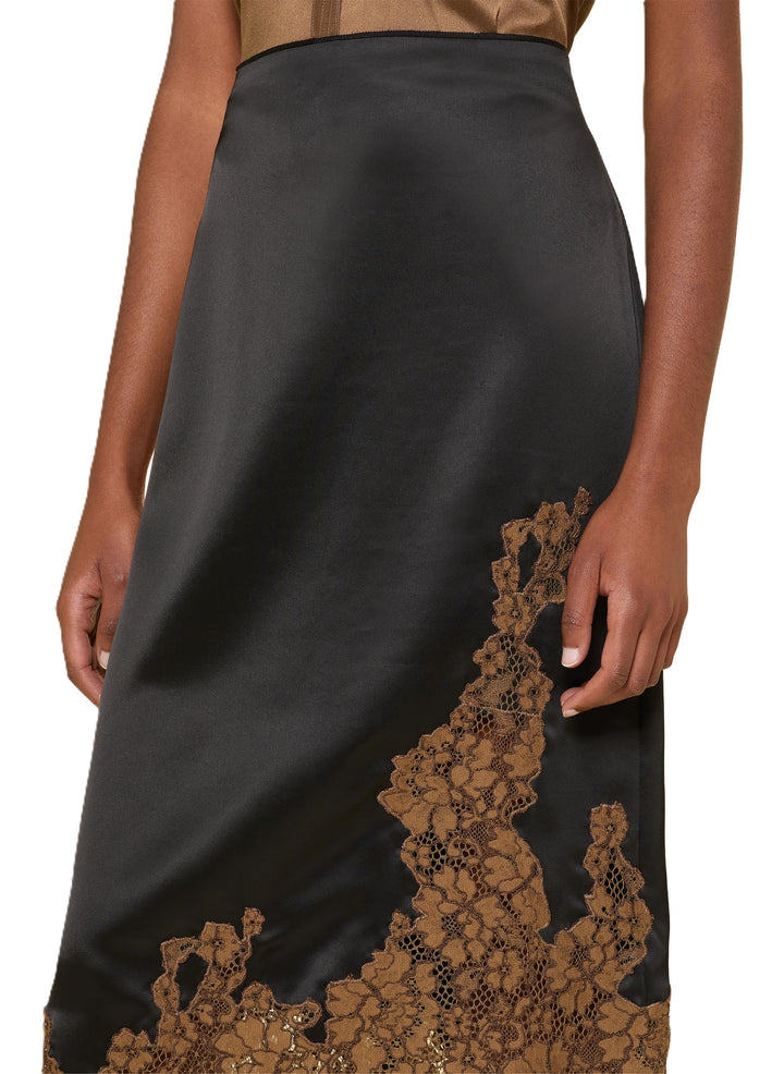 Rock Dorothee Schumacher SHINY STATEMENT skirt in black. Wunderschöner und femininer Satinrock. Der Rock ist schwarz und hat braune Spitzenelemente am Saum. Er ist mittellang und die Haptik leicht und fließend. Auf der Rückseite befindet sich ein Knopf-und Reißverschluss. Der Schnitt ist gerade.