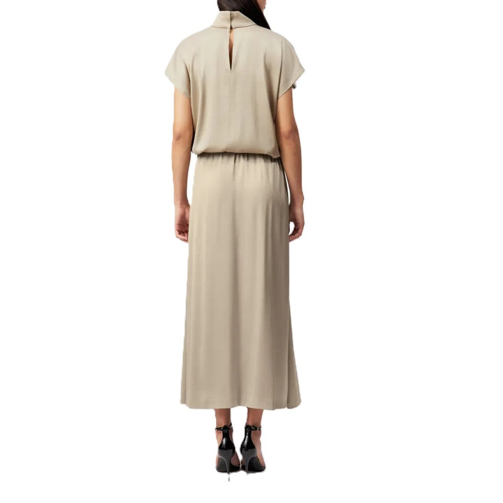 Rock Drykorn IDONEA 10 in beige gold kommt als Schlupfrock und ist mittellang und fließend mit Gummibund 