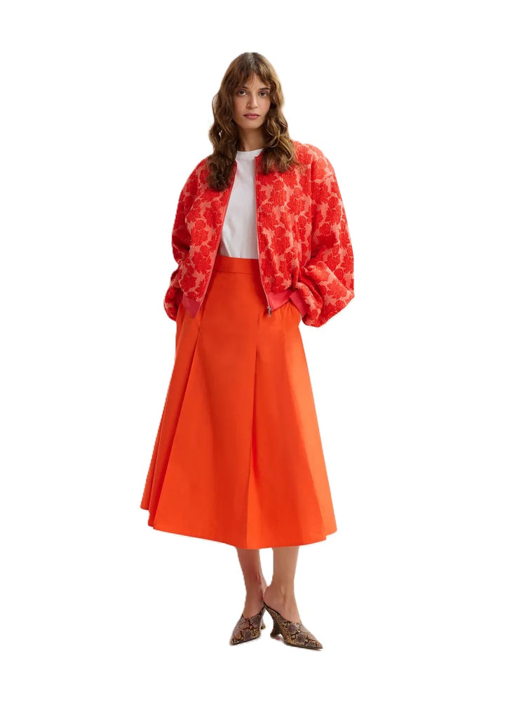 Rock Essentiel Antwerp JAELYN DEEP PLEAT MIDI-SKIRT in orange. Dieser Midirock aus recyceltem Polyestermischgewebe hat eine lockere Passform und eine schmeichelhafte A-Linien. Er verfügt über einen Stoffbund, einen verdeckten Reißverschluss und praktische Schlitztaschen. Der Rock hat eine mittlere Länge und fällt eher kleiner aus. 