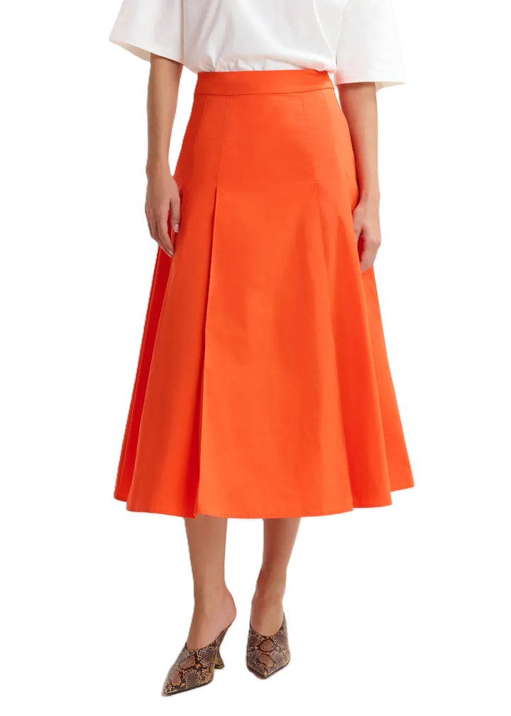 Rock Essentiel Antwerp JAELYN DEEP PLEAT MIDI-SKIRT in orange. Dieser Midirock aus recyceltem Polyestermischgewebe hat eine lockere Passform und eine schmeichelhafte A-Linien. Er verfügt über einen Stoffbund, einen verdeckten Reißverschluss und praktische Schlitztaschen. Der Rock hat eine mittlere Länge und fällt eher kleiner aus. 