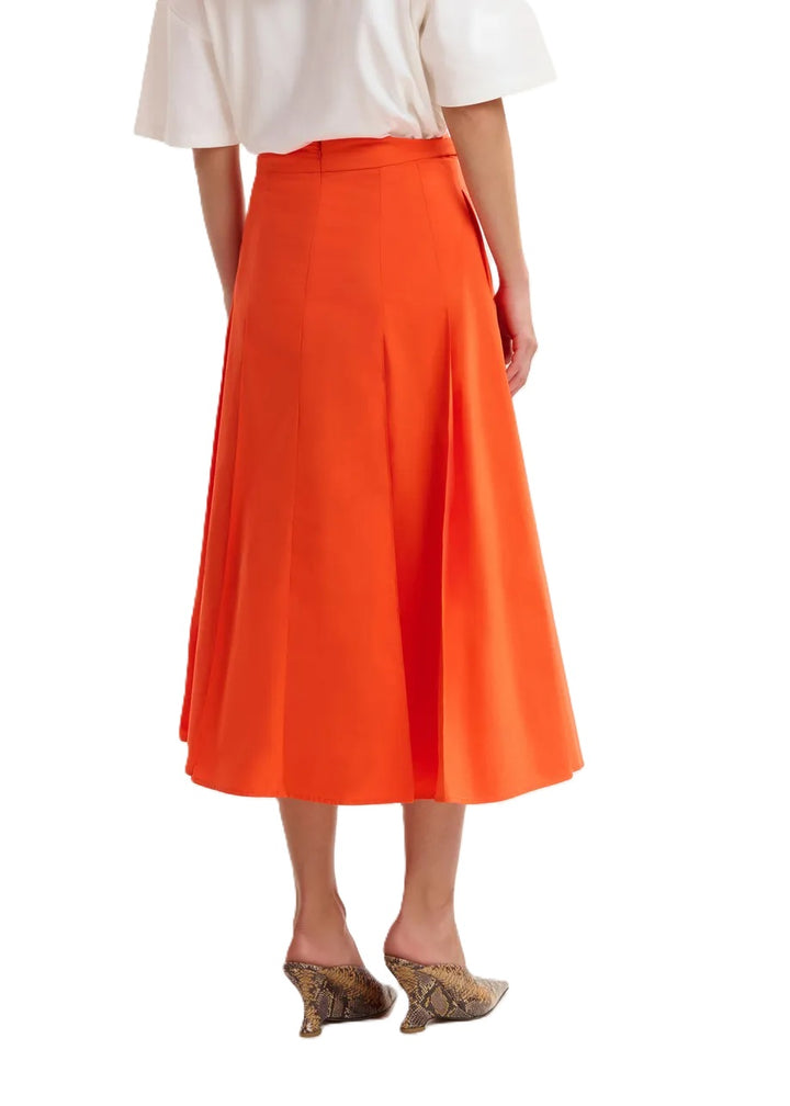 Rock Essentiel Antwerp JAELYN DEEP PLEAT MIDI-SKIRT in orange. Dieser Midirock aus recyceltem Polyestermischgewebe hat eine lockere Passform und eine schmeichelhafte A-Linien. Er verfügt über einen Stoffbund, einen verdeckten Reißverschluss und praktische Schlitztaschen. Der Rock hat eine mittlere Länge und fällt eher kleiner aus. 