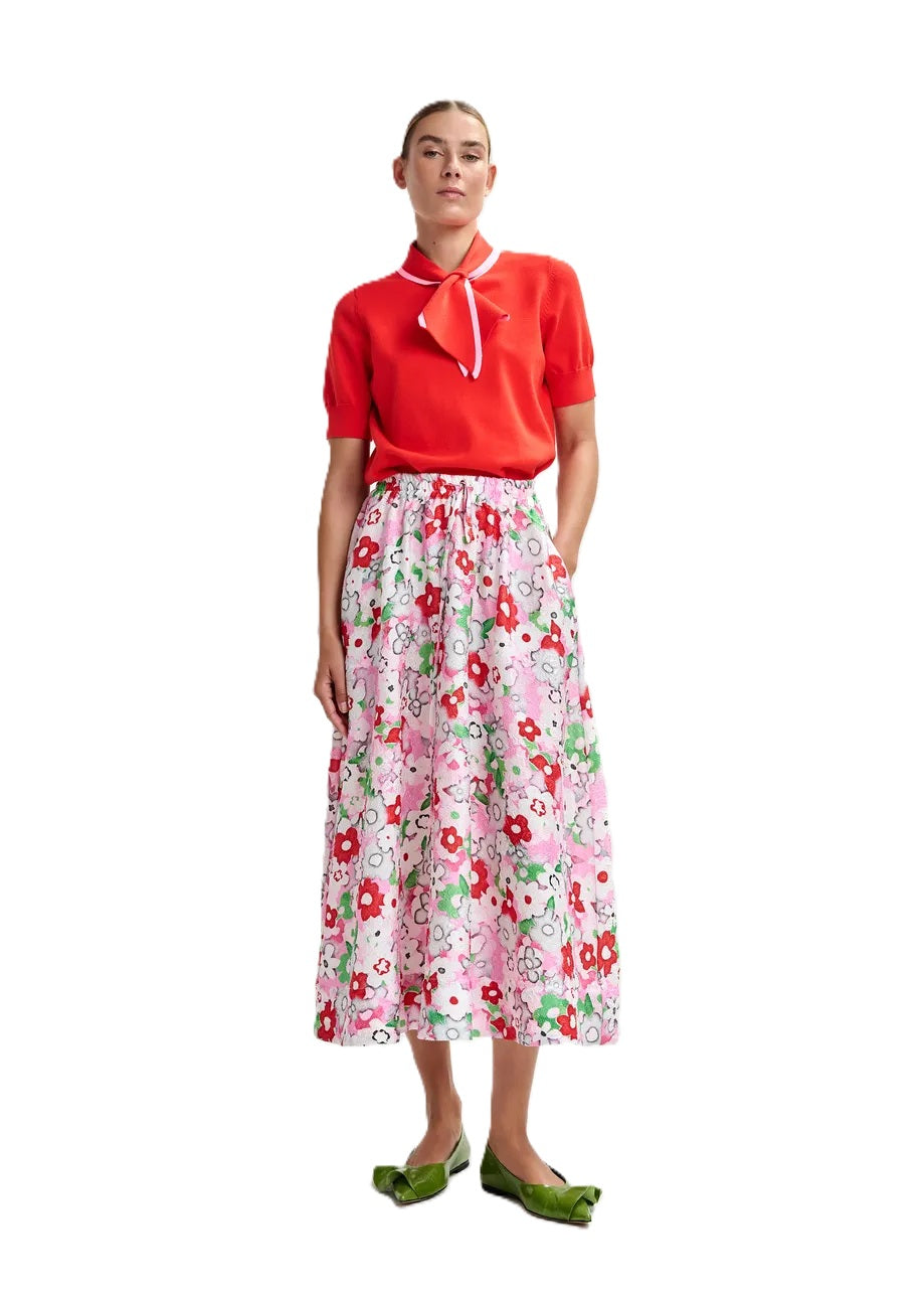 Rock von Essentiel Antwerp JULIANNE A LINE MIDI SKIRT mit bunten Blumenprint. Der Rock ist schwingend, hat Taschen und einen Gummizug. 