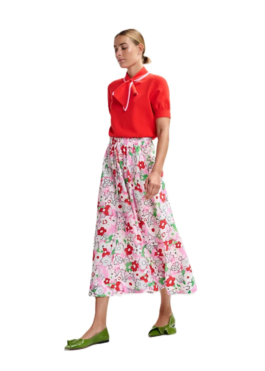 Rock von Essentiel Antwerp JULIANNE A LINE MIDI SKIRT mit bunten Blumenprint. Der Rock ist schwingend, hat Taschen und einen Gummizug. 