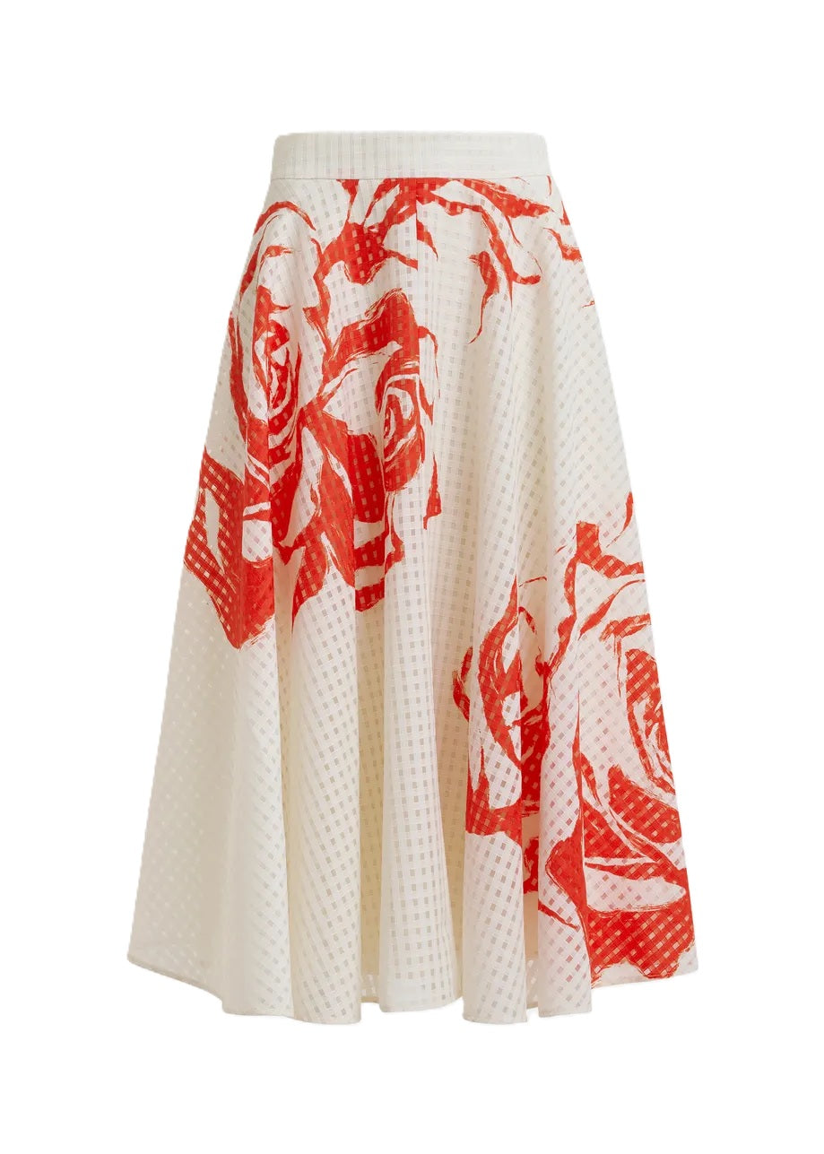 Rock Essentiel Antwerp JANGO MAXI SKIRT in weiß und orange. Dieser Midirock mit tailliertem Bund fällt in eine weite A-Linie, die durch Kellerfalten und verstreute Blumenakzente betont wird. Er ist aus einem glänzenden recycelten Polyestermischgewebe gefertigt und verfügt über praktische Taschen für zusätzliche Funktionalität. Der Rock hat einen hohen Bund und einen verdeckten Reißverschluss.
