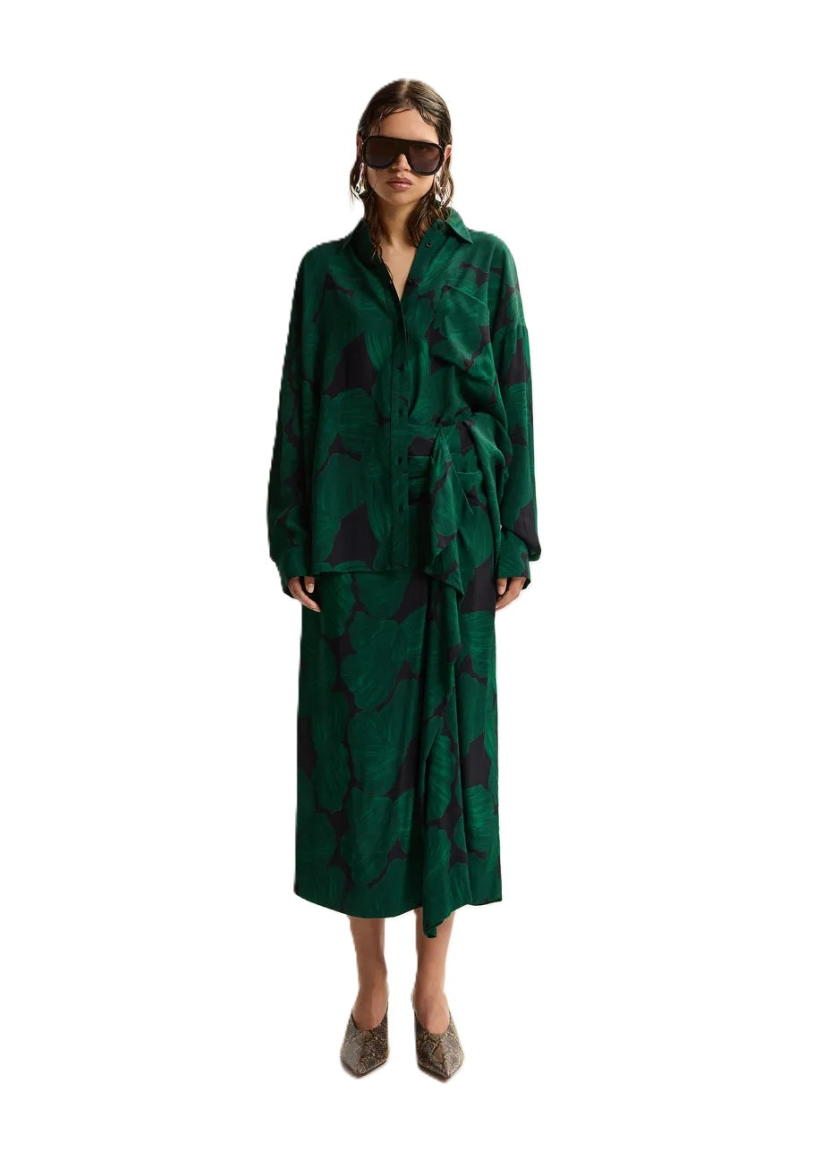 Rock Essentiel Antwerp KIM DRAPING MIDI SKIRT mit tropischen Print in grün. Der Rock hat Drapierungen an der Taille und ist gerade geschnitten und mittellang.