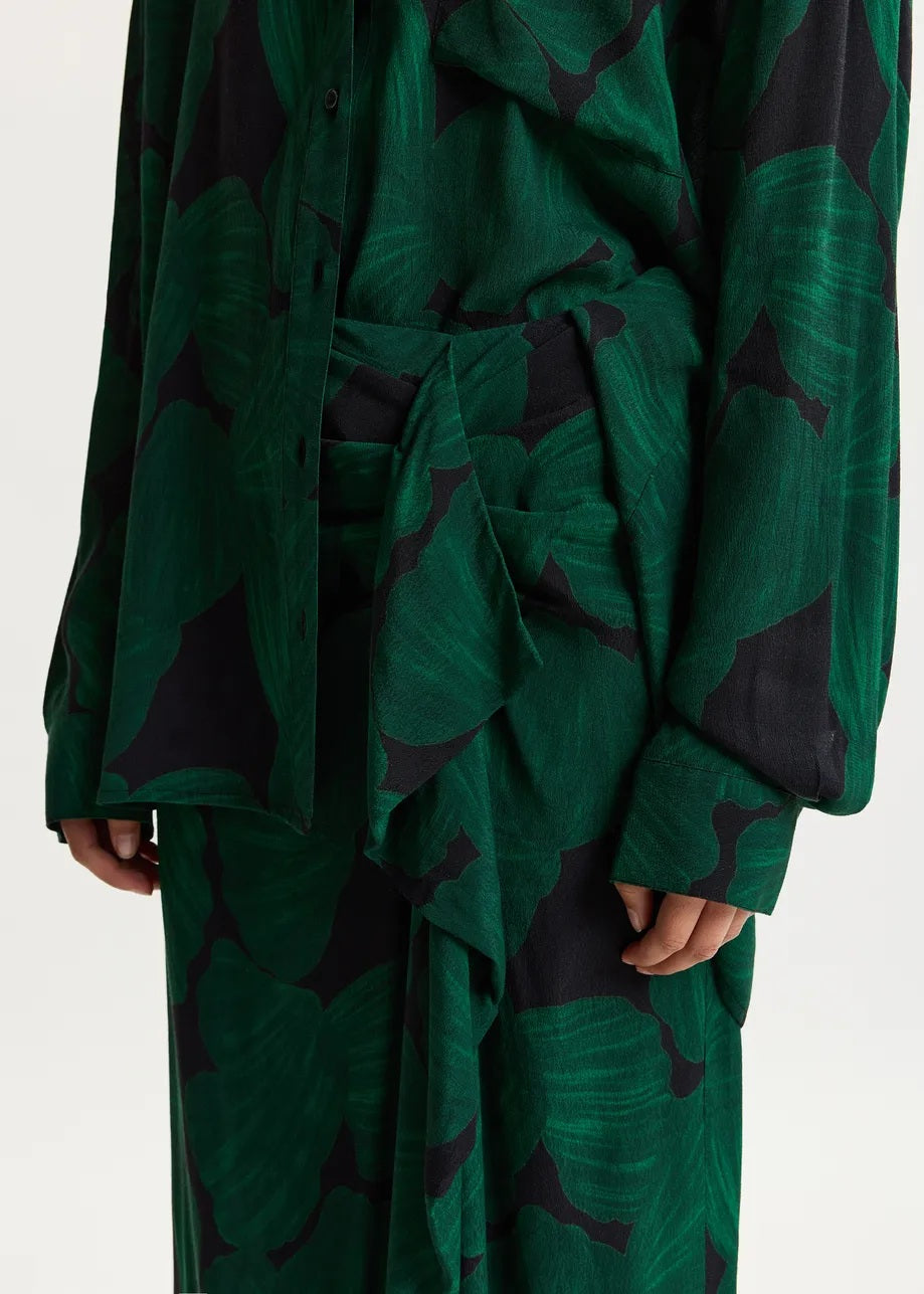 Rock Essentiel Antwerp KIM DRAPING MIDI SKIRT mit tropischen Print in grün. Der Rock hat Drapierungen an der Taille und ist gerade geschnitten und mittellang.