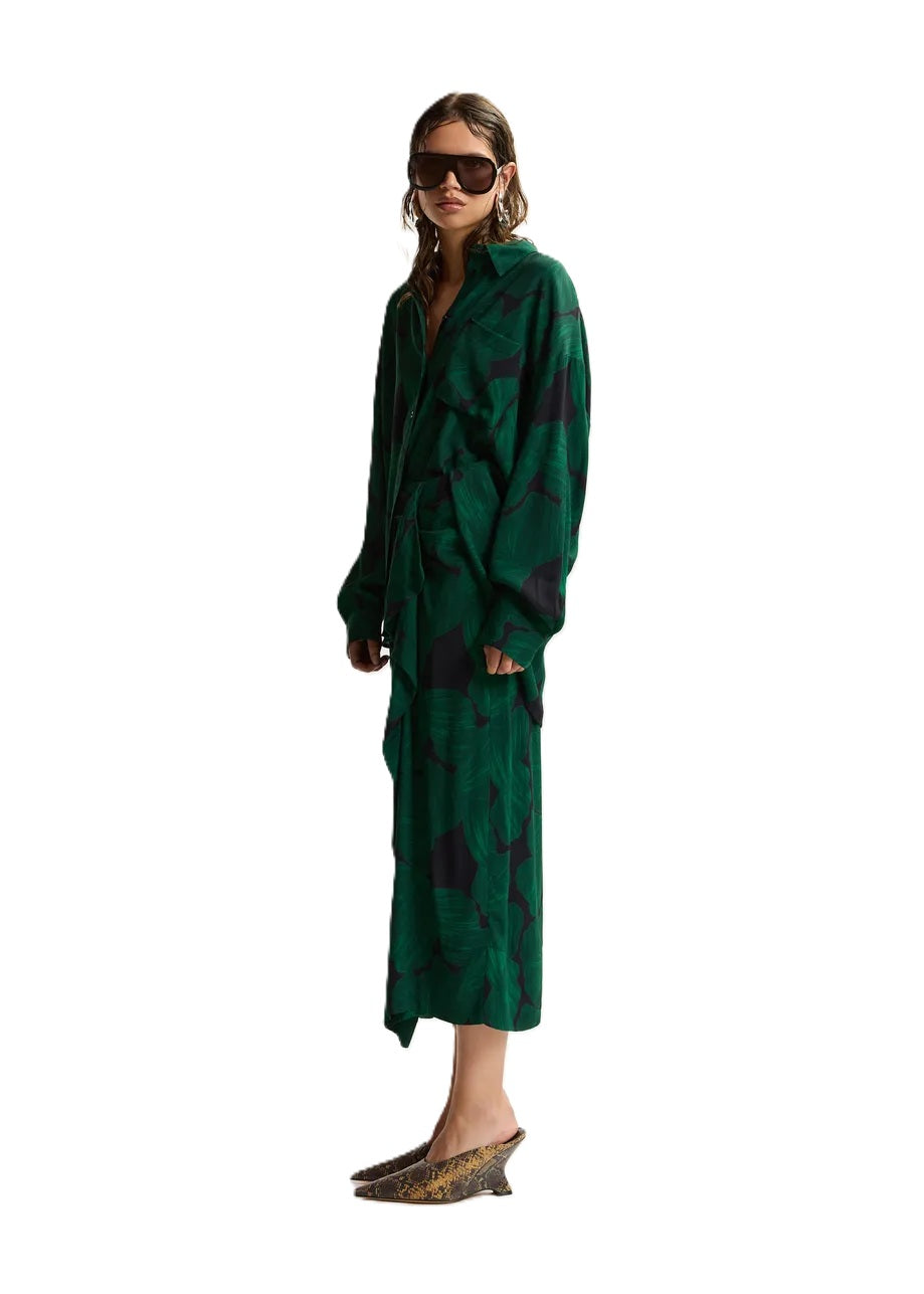 Rock Essentiel Antwerp KIM DRAPING MIDI SKIRT mit tropischen Print in grün. Der Rock hat Drapierungen an der Taille und ist gerade geschnitten und mittellang.