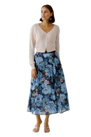 Rock Oui. Wunderschöner und leichter Sommerrock mit Blumenmuster. Der Rock hat eine leichte und luftige Ware und hat einen festen Bund und einen Reißverschluss. Mittellang 