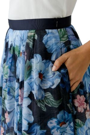 Rock Oui. Wunderschöner und leichter Sommerrock mit Blumenmuster. Der Rock hat eine leichte und luftige Ware und hat einen festen Bund und einen Reißverschluss. Mittellang 