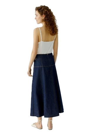 Rock Oui aus leichtem Denim. Mittellanger, leicht ausgestellter Schnitt mit gestitchtem Sattel und seitlichen Riegeln in Trensenoptik. Reißverschluss hinten. Weiche Materialqualität aus Baumwolle und Polyester.