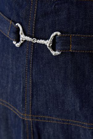 Rock Oui aus leichtem Denim. Mittellanger, leicht ausgestellter Schnitt mit gestitchtem Sattel und seitlichen Riegeln in Trensenoptik. Reißverschluss hinten. Weiche Materialqualität aus Baumwolle und Polyester.