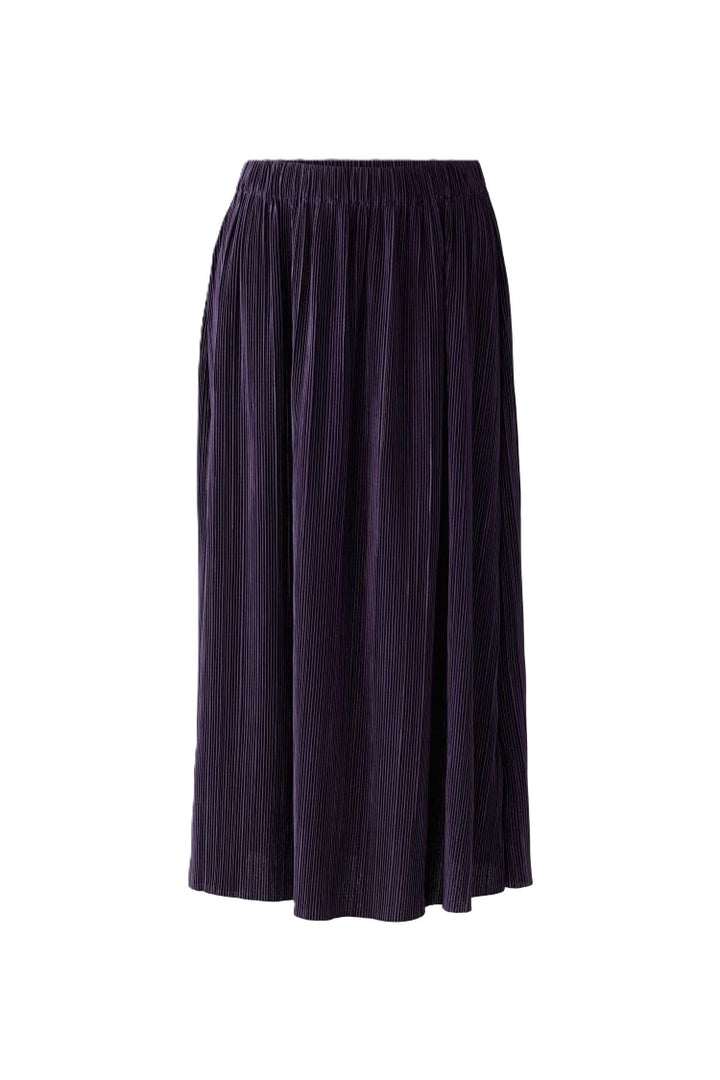 Rock Oui. Schöner Rock in lila. Der Rock hat einen bequemen Gummibund. Er ist allover plissiert und versprüht dadurch einen femininen Look. Man kann ihn eleganter oder auch sportlich tragen.