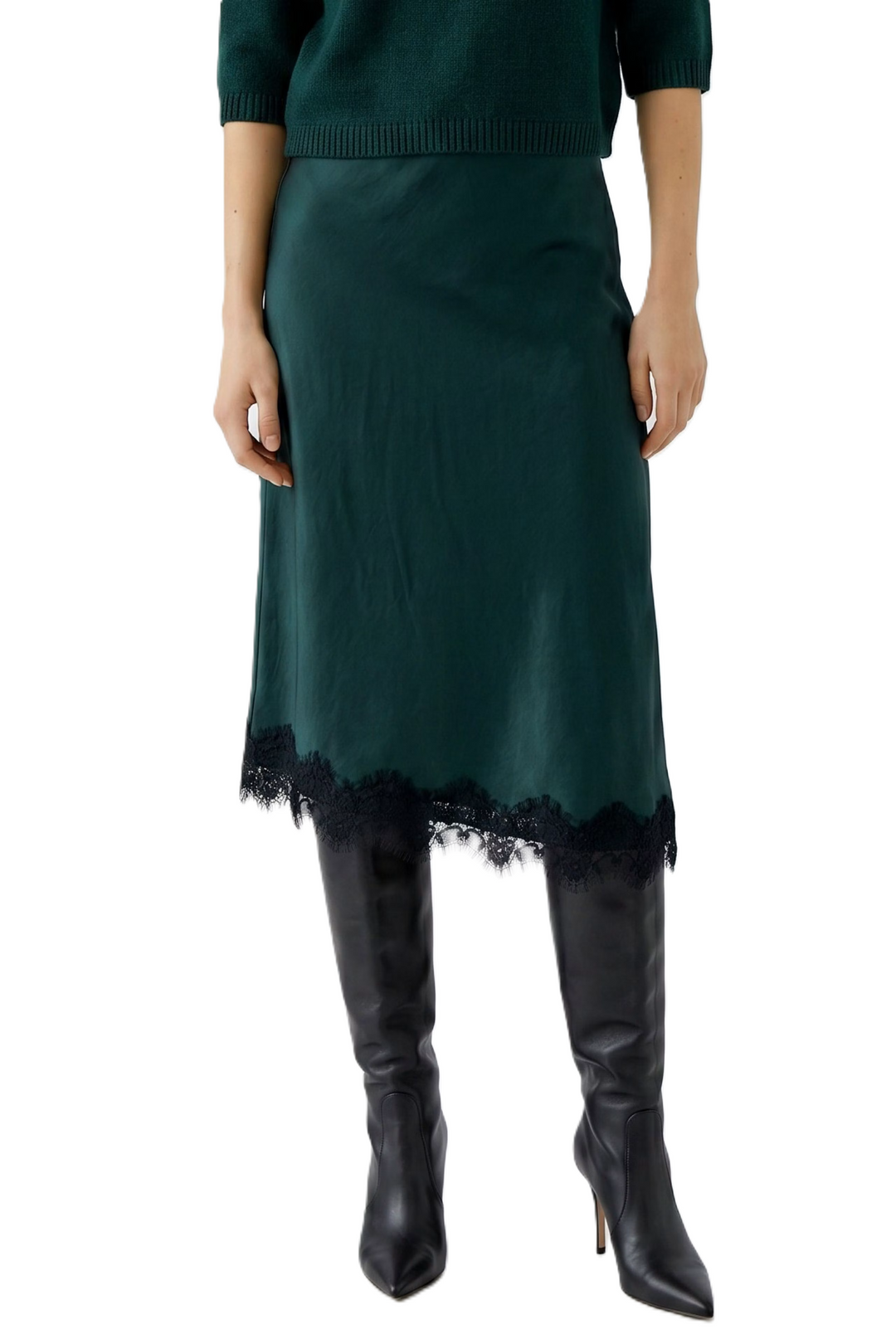 Rock Oui in Scarab Green. Fließende Satinoptik mit schmaler Silhouette und asymmetrischem Saum. Femininer Spitzenbesatz am Saum. Elastischer Schlupfbund und ungefüttertes Design.