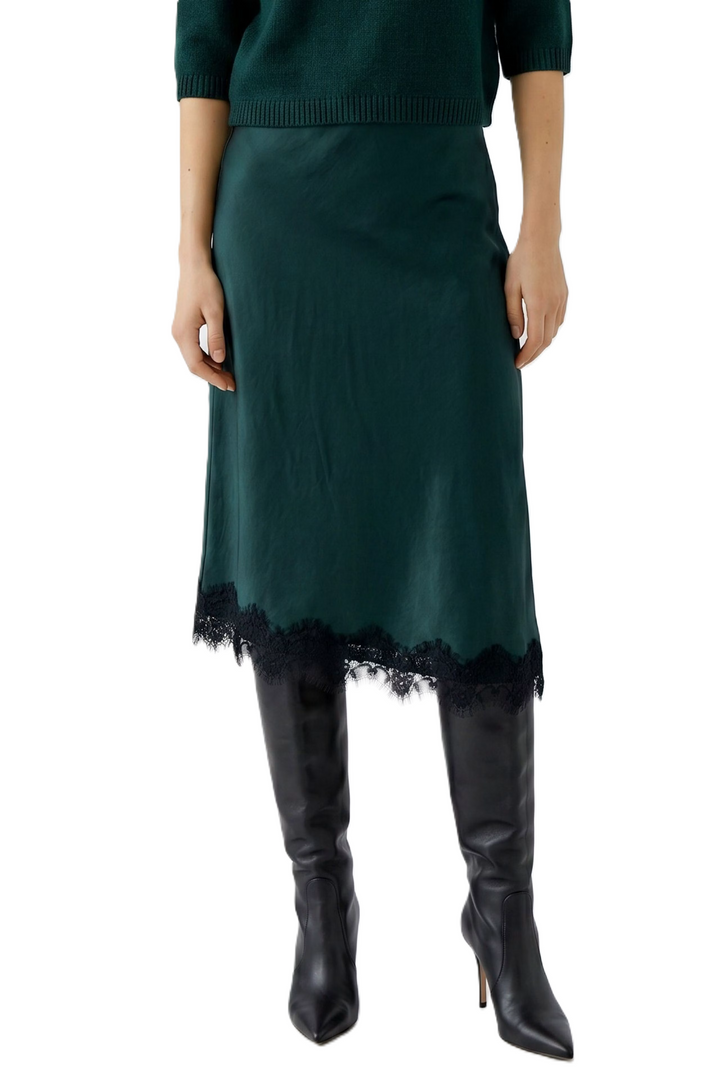 Rock Oui in Scarab Green. Fließende Satinoptik mit schmaler Silhouette und asymmetrischem Saum. Femininer Spitzenbesatz am Saum. Elastischer Schlupfbund und ungefüttertes Design.