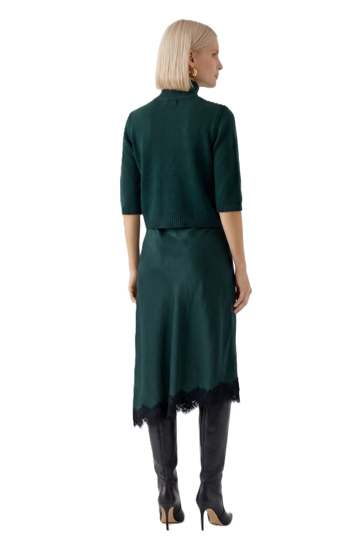 Rock Oui in Scarab Green. Fließende Satinoptik mit schmaler Silhouette und asymmetrischem Saum. Femininer Spitzenbesatz am Saum. Elastischer Schlupfbund und ungefüttertes Design.