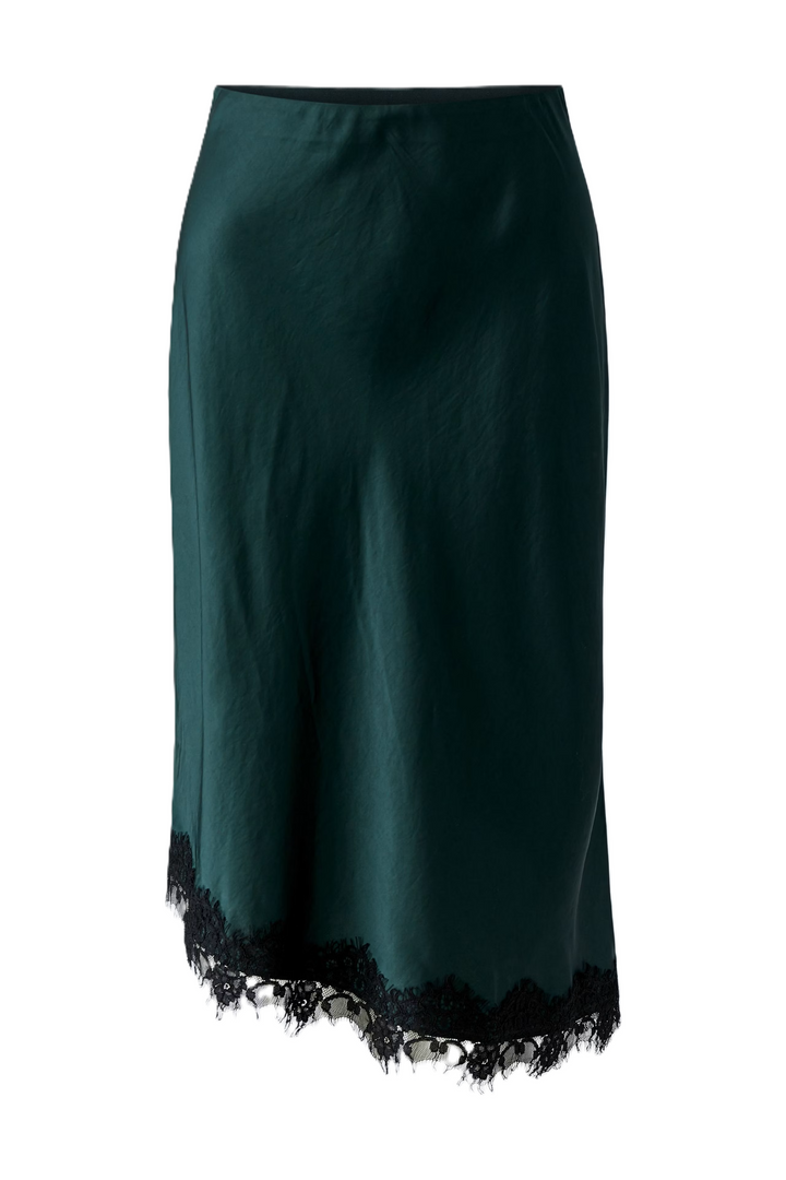 Rock Oui in Scarab Green. Fließende Satinoptik mit schmaler Silhouette und asymmetrischem Saum. Femininer Spitzenbesatz am Saum. Elastischer Schlupfbund und ungefüttertes Design.