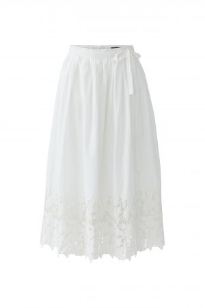 Rock Oui. Super schöner weißer Rock mit Reißverschluss auf der Rückseite. Der Rock ist weiß und hat eine Lochstickerei am Saum. Der perfekte Sommerrock. 