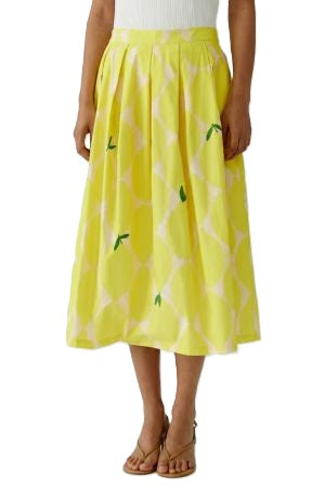 Rock Oui in gelbem Print yellow stone. Wunderschöner sommerlicher Rock in einem freundlichen Sommerprint. Der Rock ist mittellang geschnitten und hat einen Reißverschluss auf der Rückseite. Der Rock ist komplett in Falten gelegt, die nicht aufspringen. Der Rock hat Taschen und besteht aus einer leichten und sommerlichen Baumwolle. 