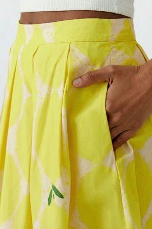 Rock Oui in gelbem Print yellow stone. Wunderschöner sommerlicher Rock in einem freundlichen Sommerprint. Der Rock ist mittellang geschnitten und hat einen Reißverschluss auf der Rückseite. Der Rock ist komplett in Falten gelegt, die nicht aufspringen. Der Rock hat Taschen und besteht aus einer leichten und sommerlichen Baumwolle. 