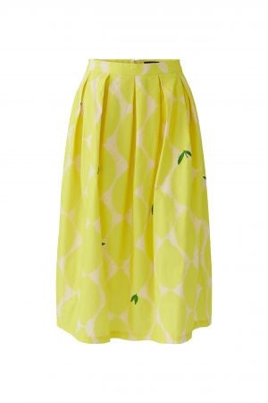 Rock Oui in gelbem Print yellow stone. Wunderschöner sommerlicher Rock in einem freundlichen Sommerprint. Der Rock ist mittellang geschnitten und hat einen Reißverschluss auf der Rückseite. Der Rock ist komplett in Falten gelegt, die nicht aufspringen. Der Rock hat Taschen und besteht aus einer leichten und sommerlichen Baumwolle. 