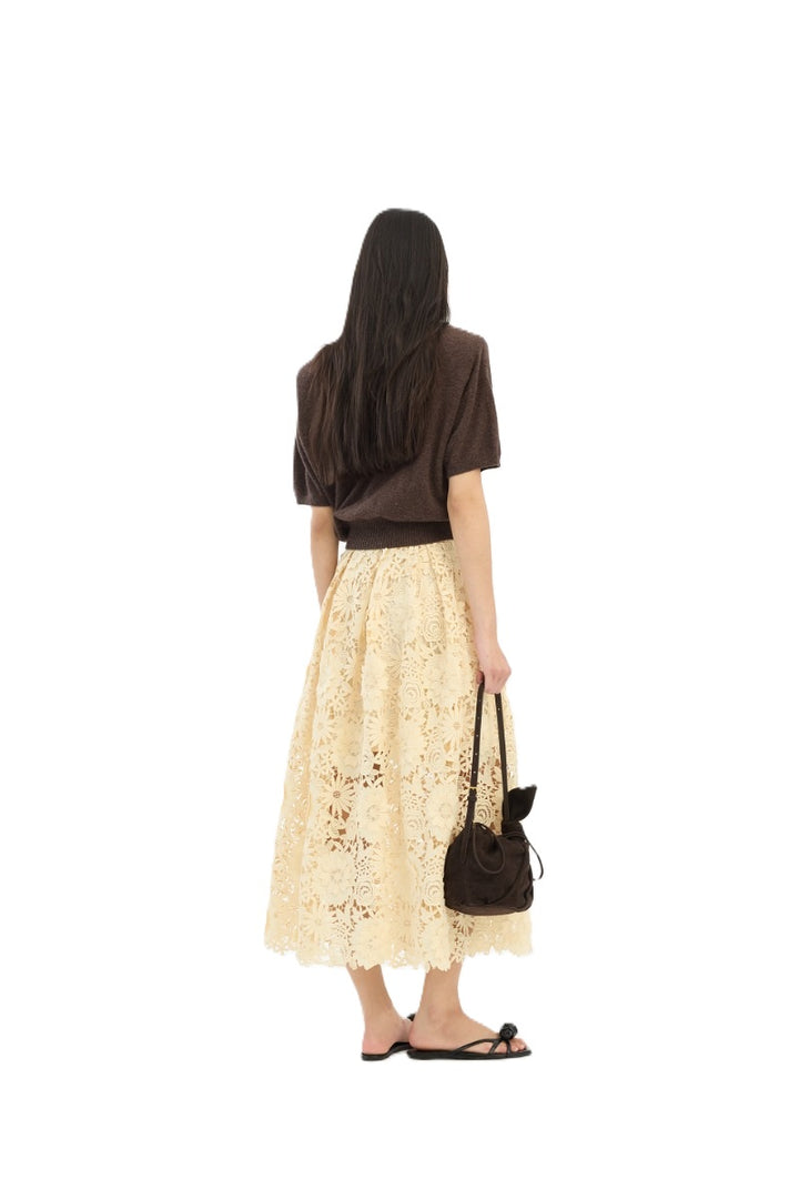 Rotate highwaist midi skirt in gelb mit 3D Blumenspitze und Zip auf der Rückseite. Der Rock ist halb unterfüttert und man sieht die Haut durch. Fällt eher klein aus. 