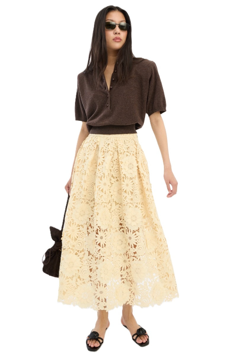 Rotate highwaist midi skirt in gelb mit 3D Blumenspitze und Zip auf der Rückseite. Der Rock ist halb unterfüttert und man sieht die Haut durch. Fällt eher klein aus. 